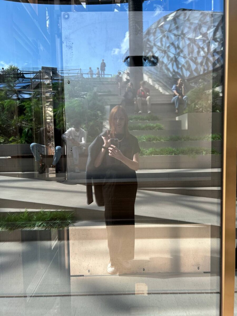 Автор размышляет, не сходить ли за кофе? 