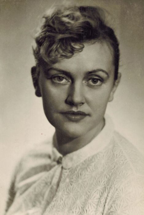 Нина Агапова в молодости 