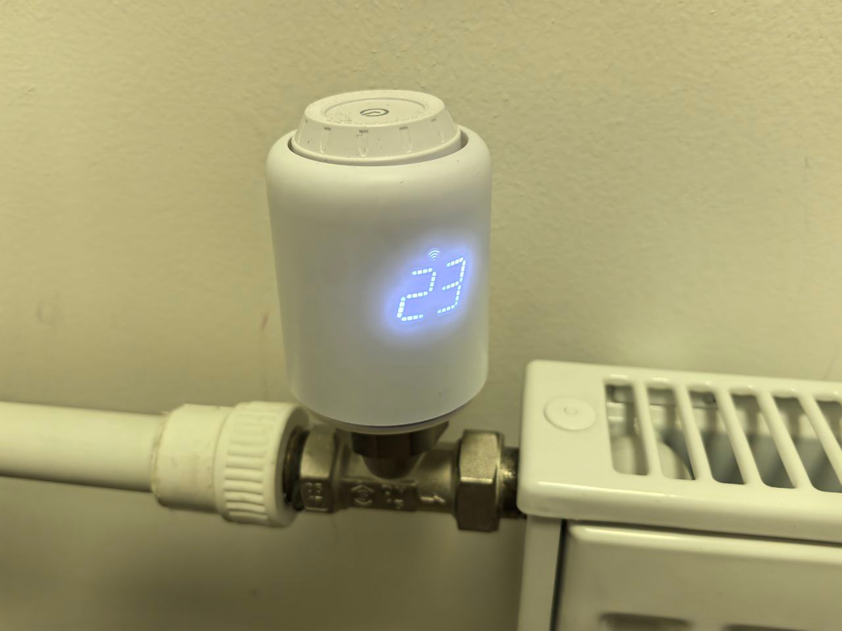 Умный термостат SberDevices, экран загорается при ручном управлении кнопкой-шайбой сверху