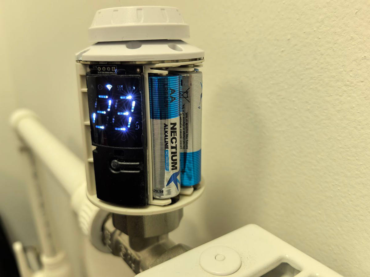 Умный термостат со снятой крышкой, кнопка под экраном переворачивает изображение на 180 градусов