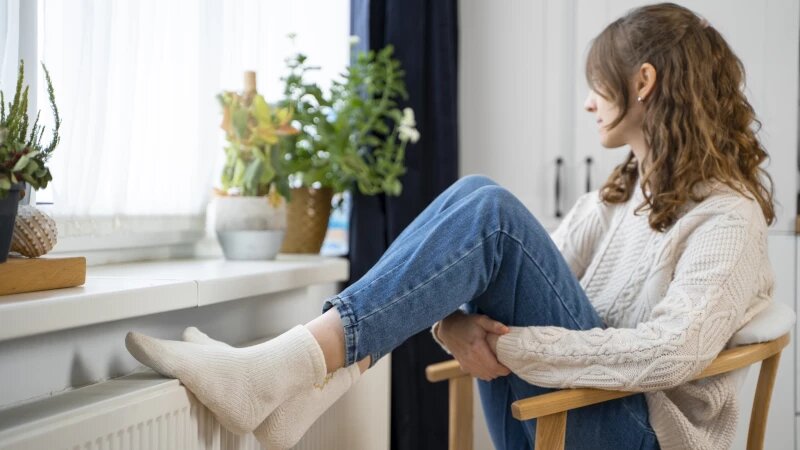     Человек греется у батареи. Изображение от freepik