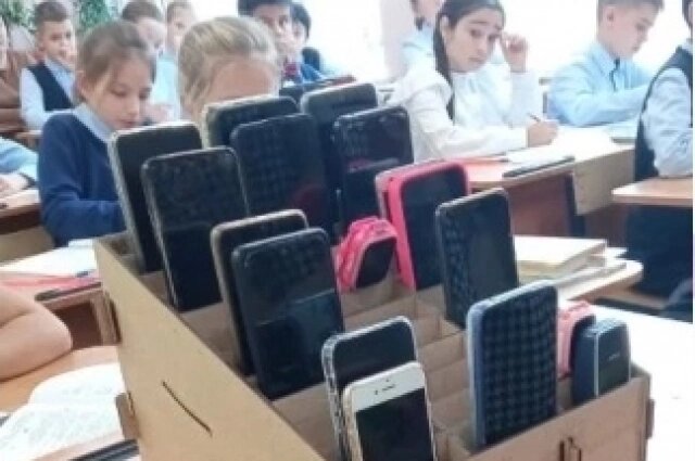    Для хранения телефонов предусмотрены специальные органайзеры. Фото: Калужские Губернские Ведомости