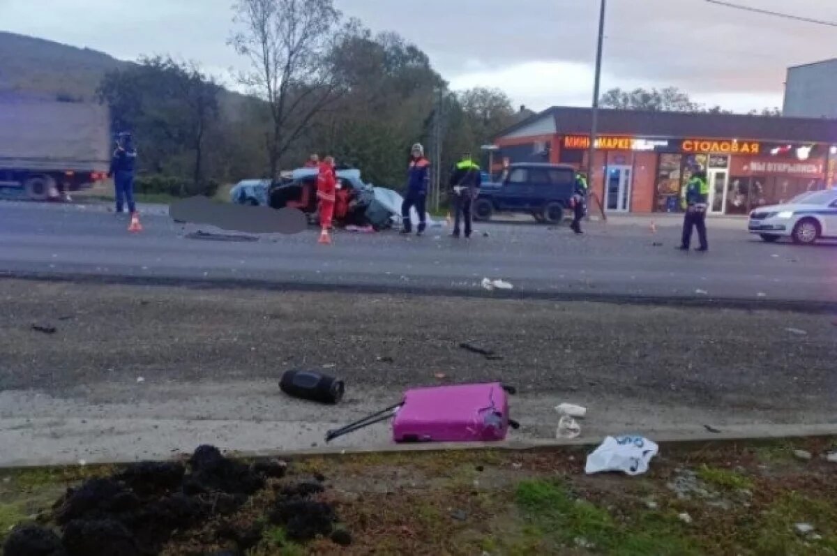    После ДТП под Новороссийском погибших из машины доставали спасатели