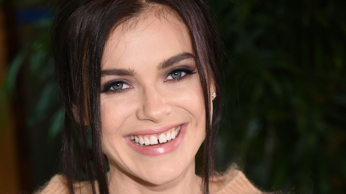 Лена темникова. Темникова зубы. Темникова зубы. Лена темникова щербинка. Лена темникова улыбается.