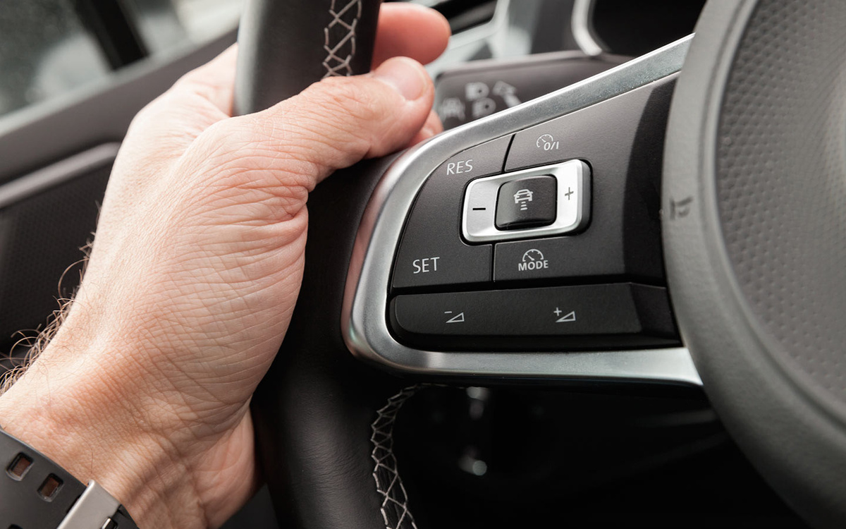 Evannovostro / Shutterstock / FOTODOM📷Адаптивный круиз-контроль (АСС) активизируется кнопками на руле