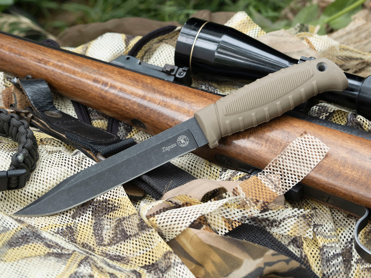 Общая длина ножа составляет 255 мм, клинок имеет размеры 143х22х3,7 мм. Твердость клинка по шкале Роквелла составляет 55-57 HRC.