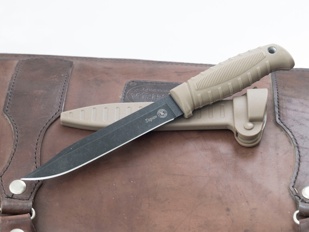 Общая длина ножа составляет 255 мм, клинок имеет размеры 143х22х3,7 мм. Твердость клинка по шкале Роквелла составляет 55-57 HRC.
