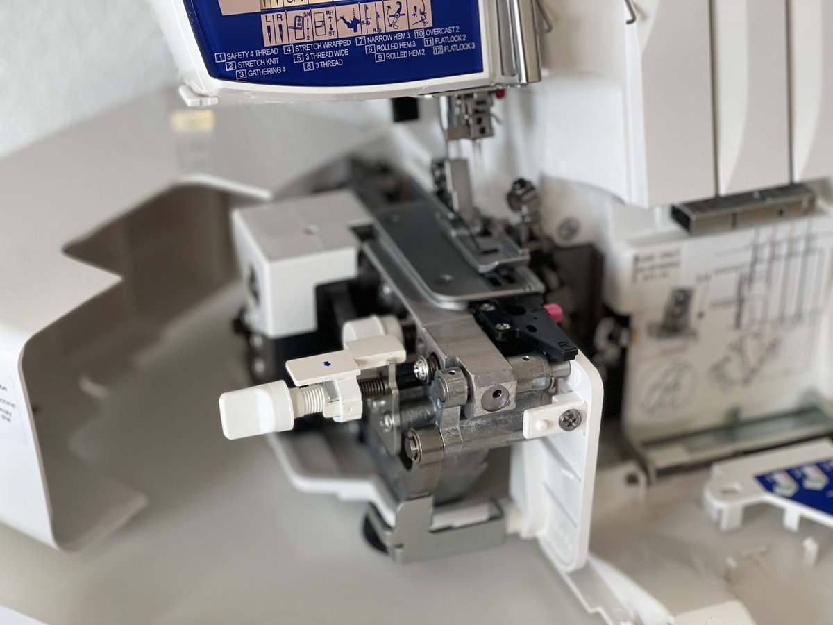 На фото оверлок Elna 664 Pro (22 900р) из раздела Техника с историей. 