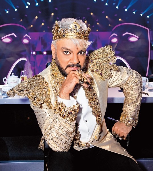 Филипп Киркоров и в жизни одевается так же, кто видел его, те знают. И вокруг него всегда ошалевшая от радости толпа поклонников (это сама видела)