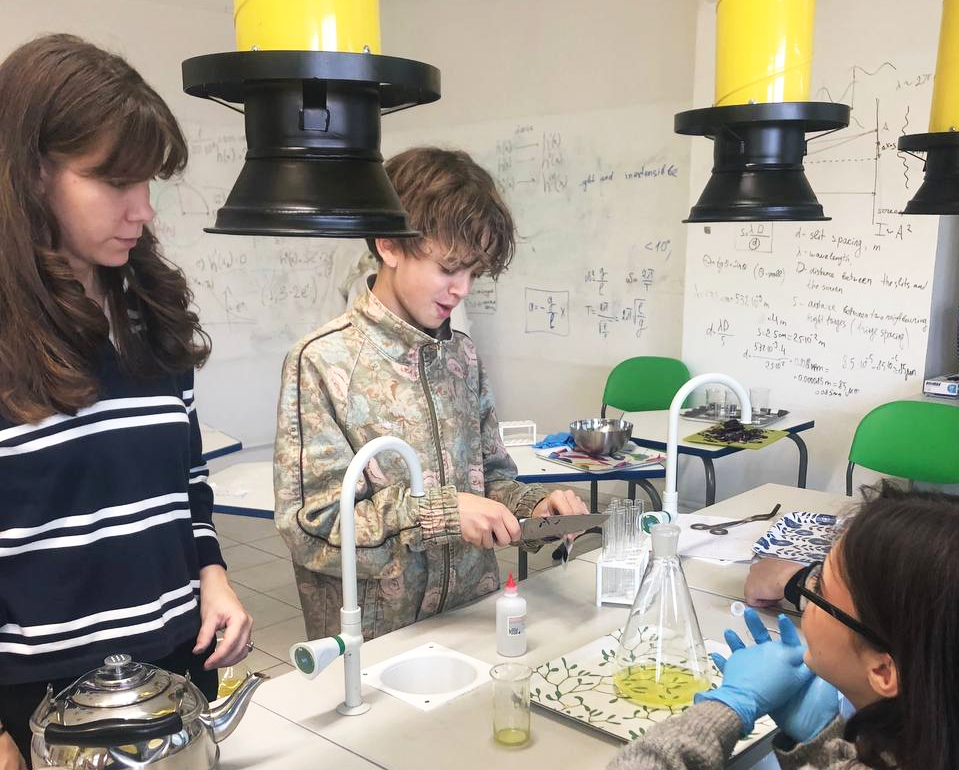 Анастасия Скорикова с ребятами на метапредметном субботнем мастер-классе