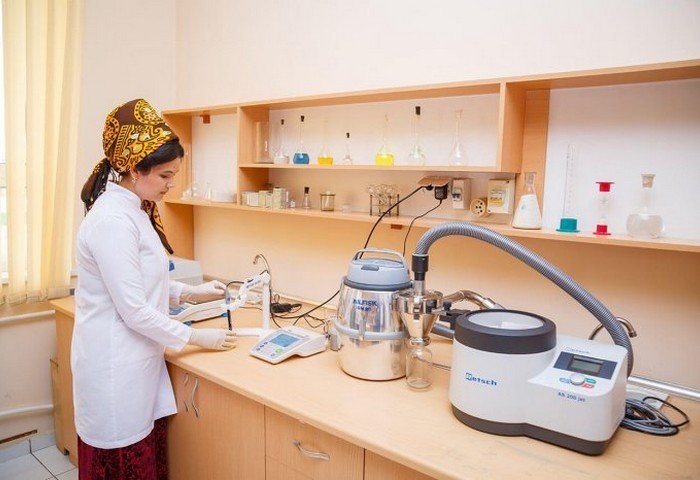 Процесс исследований в лаборатории Центра технологий Академии наук Туркменистана, Ашхабад, Туркменистан