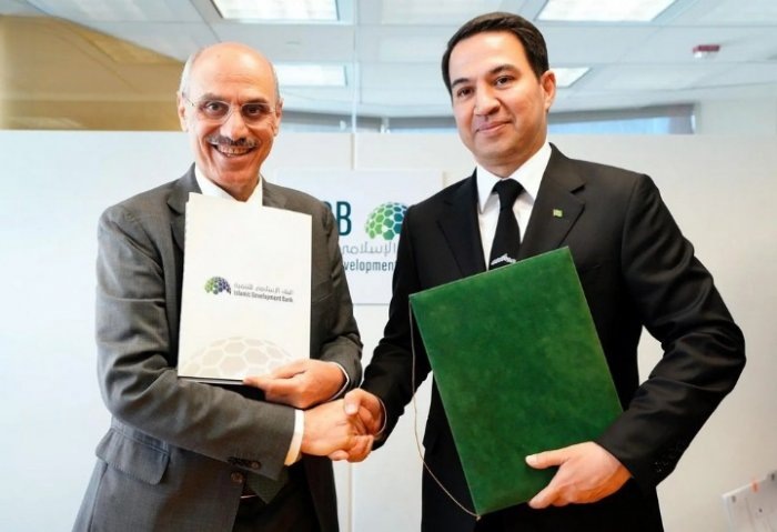 Председатель правления Государственного банка внешнеэкономической деятельности Туркменистана Рахимберди Джепбаров и президент ИБР Мухаммад Аль Джассер, 25 октября, 2024 г., Вашингтон, США. (Фото: spa.gov.sа)