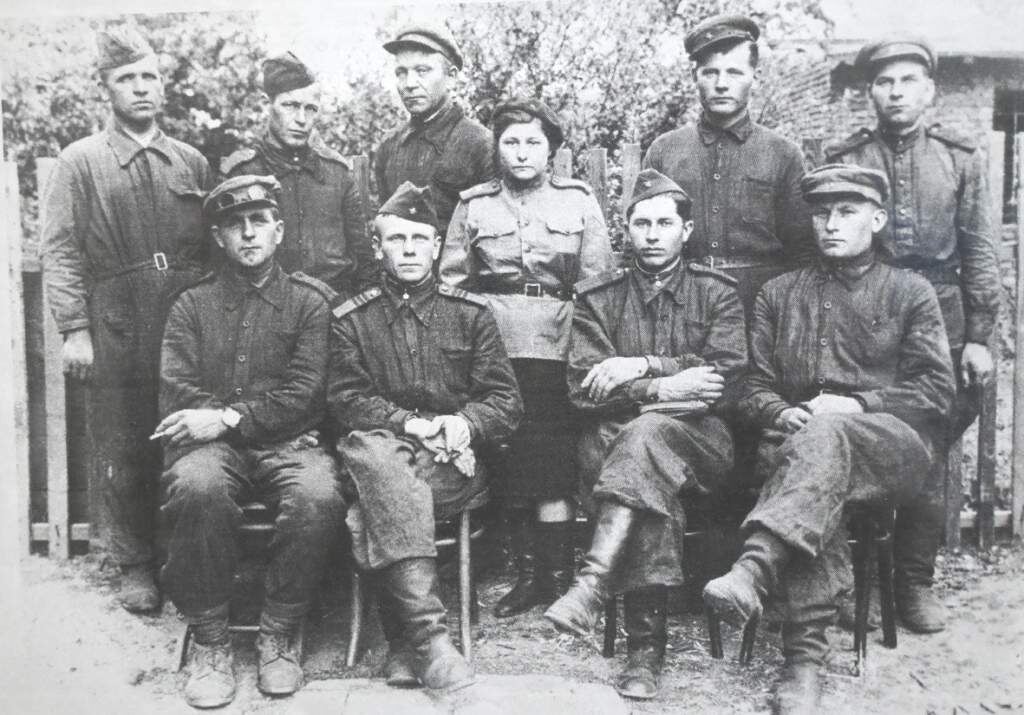 1944 год, Польша. Наталья Ивановна (в центре) со своими фронтовыми товарищами из 522-го автобатальона.📷
