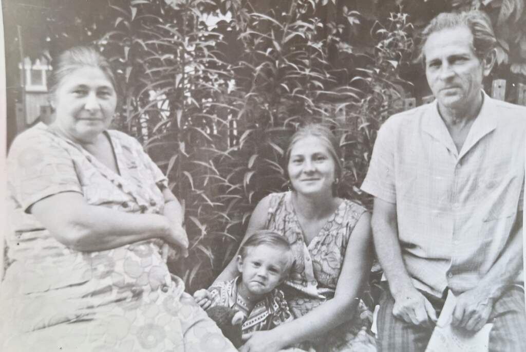 Семейное фото в теплой домашней обстановке.📷
