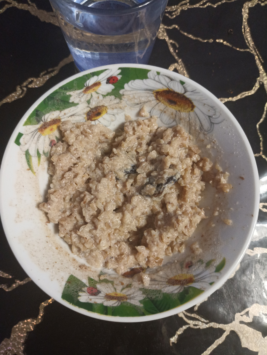 Извиняюсь за страшноту 🤭, но это гречневые хлопья, которые с утра быстро и легко готовятся в микроволновой печи, поэтому следы остаются по краям тарелки. 