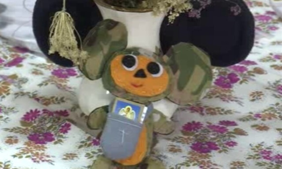    Курские школьники делают для наших бойцов миниатюрных Чебурашек