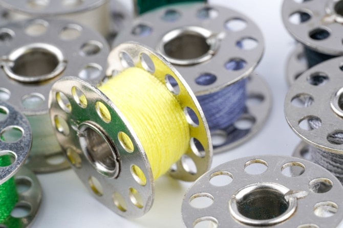 У тех, кто шьет, швейных принадлежностей в доме в избытке. Причем это не только отрезы ткани, нитки различных цветов, ножницы, но и шпульки.-2