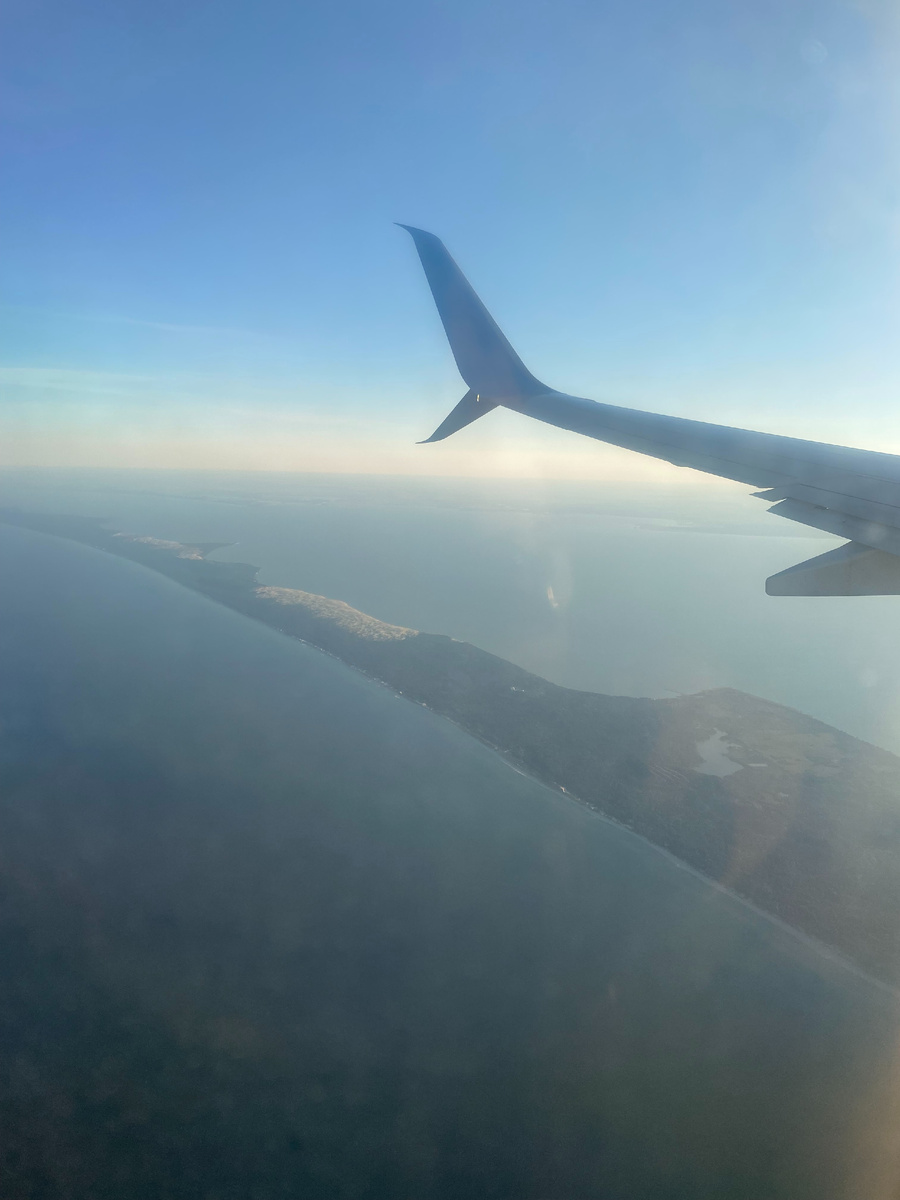 Куршская коса, вид из самолета. Если лететь из Петербурга и взять места A,B, то при посадке самолета можно любоваться Куршской косой. Фото: Алиса в Петербурге