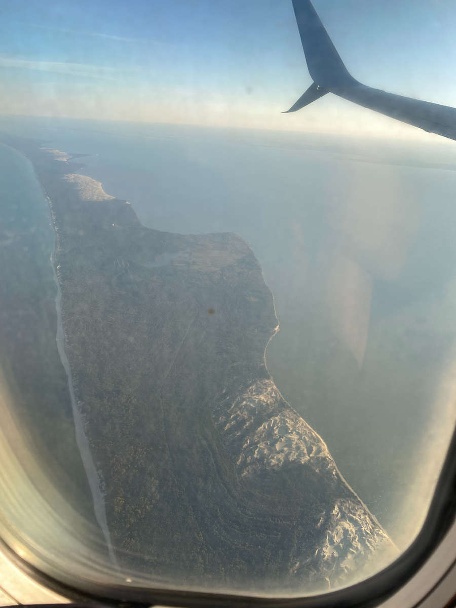 Куршская коса, вид из самолета. Если лететь из Петербурга и взять места A,B, то при посадке самолета можно любоваться Куршской косой. Фото: Алиса в Петербурге