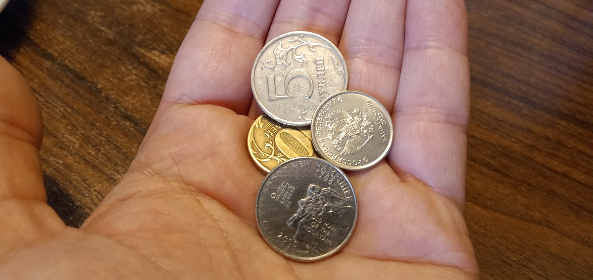 Монеты в руке.