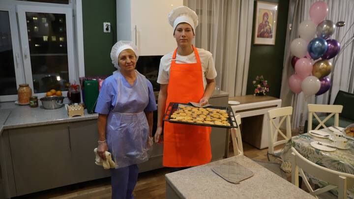  Вера Сальникова и воспитанник Алексей (имя изменено) на мастер-классе проекта «Серебряное наставничество» / Фото: Анатолий Цымбалюк / Вечерняя Москва