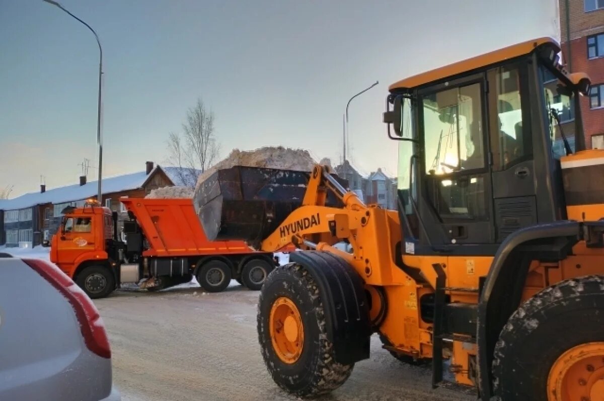    В Югре заготавливают машины спецтехники и песко-соляную смесь для зимы