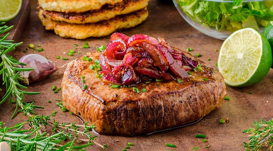   Говяжий стейк с карамелизированным красным луком (Shutterstock/FOTODOM)