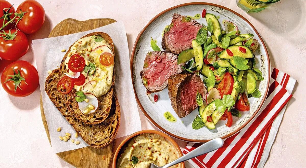   Овощной салат и бутерброды к стейку (gastronom.ru)