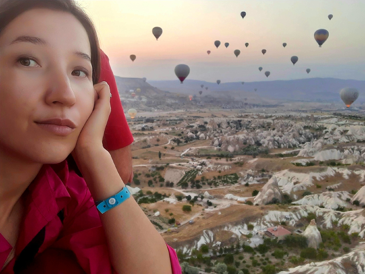 Когда мы слышим слово «Каппадокия», нам сразу представляется картина из причудливых камней-грибочков гигантских размеров и, конечно же, тысячи воздушных шаров, парящих в небе. Но мало кто знает о том, что Каппадокия насчитывает многотысячелетнюю сказочную и неповторимую историю.
Каппадокию еще называют «городом джиннов» или «дымоходами фей».
Здесь находится более 200 подземных городов, в которых жили люди различных цивилизаций. В Каппадокии можно увидеть руины, датируемые 7000 г. до н.э., обнаружены останки цивилизаций персов, римлян, сельджуков и других.
Подземные города были сделаны в мягкой вулканической породе, называемой туф, ветер и вода за много тысяч лет сделали из этой породы самый волшебный и причудливый ландшафт. 
Люди обустраивали себе здесь жилища, так как туф — мягкий и податливый строительный материал. Многие ученые расходятся во мнениях и до сих пор не могут определить, от каких племен берет свое начало подземный город в Каппадокии, так как дома, вырытые в грунте, не являются архитектурной конструкцией и определить дату постройки практически невозможно. Одно известно достоверно, что в начале первого тысячелетия в данных подземных городах скрывались христианские племена от преследований римских и арабских войск.
Предположительно в Каппадокии насчитывается более 200 городов, но на сегодняшний день обнаружено 36, самыми известными являются город-музей под открытым небом Гёреме, Деринкую и Каймаклы. Все эти города поражают своей разветвленностью, и в них складывается ощущение, что попал в другое измерение.
Место поистине волшебное и мистическое, а воздушные шары, взмывающие в небо на рассвете, усиливают этот эффект в разы. Необходимо отметить, что шары взлетают только в определенный час, с 4.30 до 5.30 утра, и обязательно в безветренную погоду, это обуславливается тем, что в предрассветный час полет на шаре будет максимально эффектным, так как солнце, восходящее над вулканическими пейзажами, создает непередаваемую атмосферу. Лучшим временем для поездки в Каппадокию считается апрель-октябрь, так как поймать идеальную погоду можно в теплое время года. Но и зимой есть самое главное преимущество: очень мало людей, и если очень повезет с погодой, то можно увидеть полет шаров.

