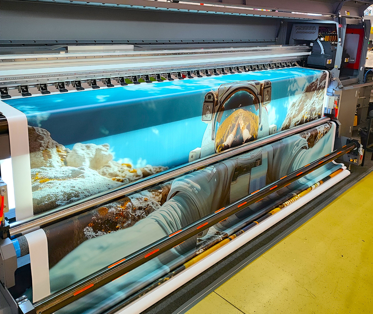 Технологии печати: кадр с Международной специализированной выставки «Реклама-2024»