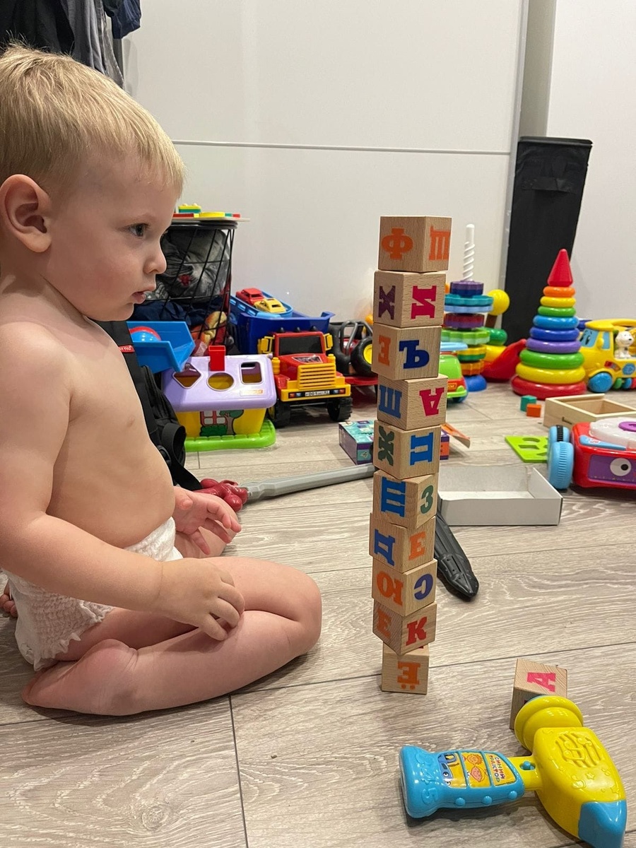 Витя выстраивает кубики, как башню, в ряд