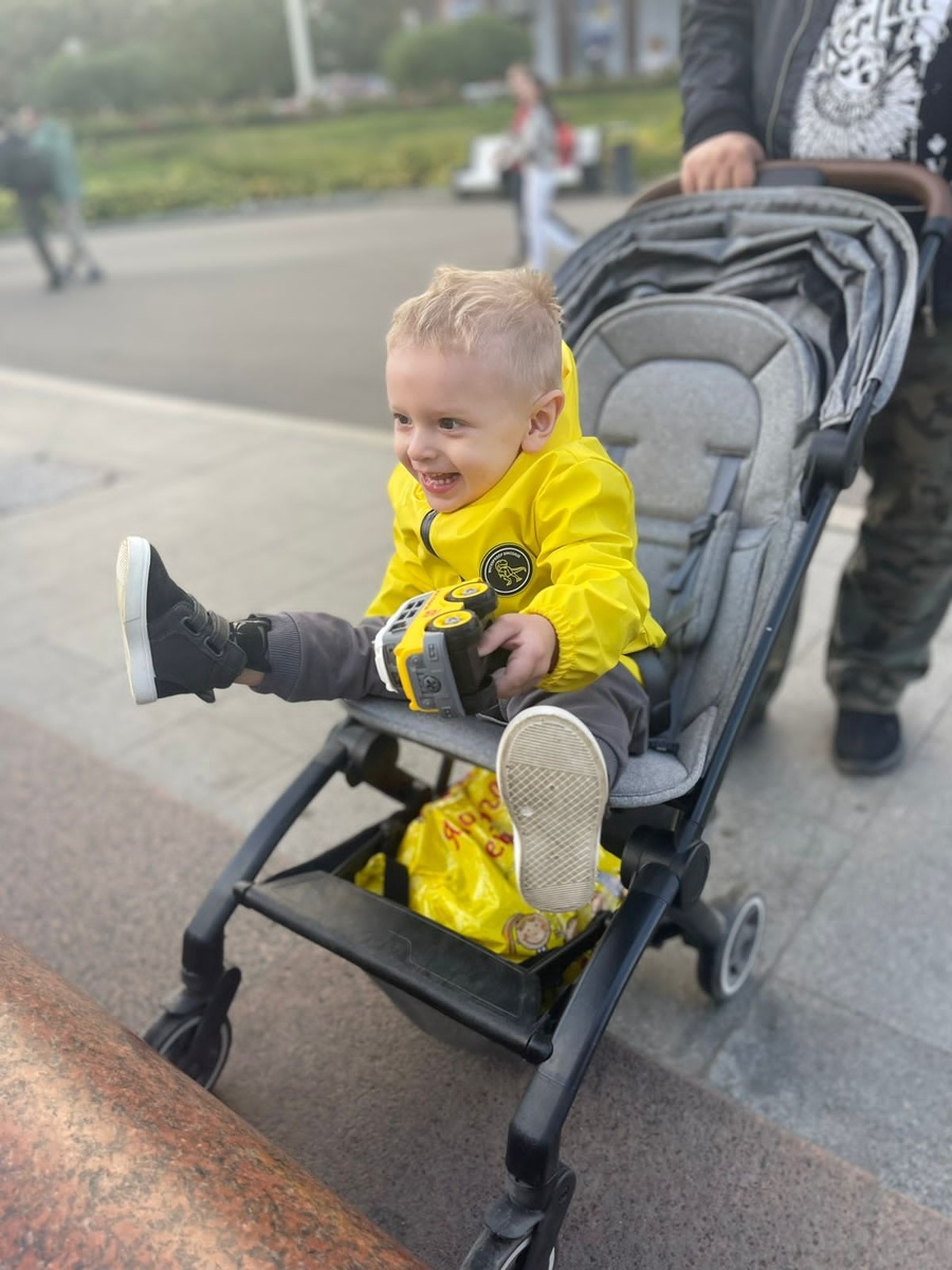 Витя увидел фонтан. 