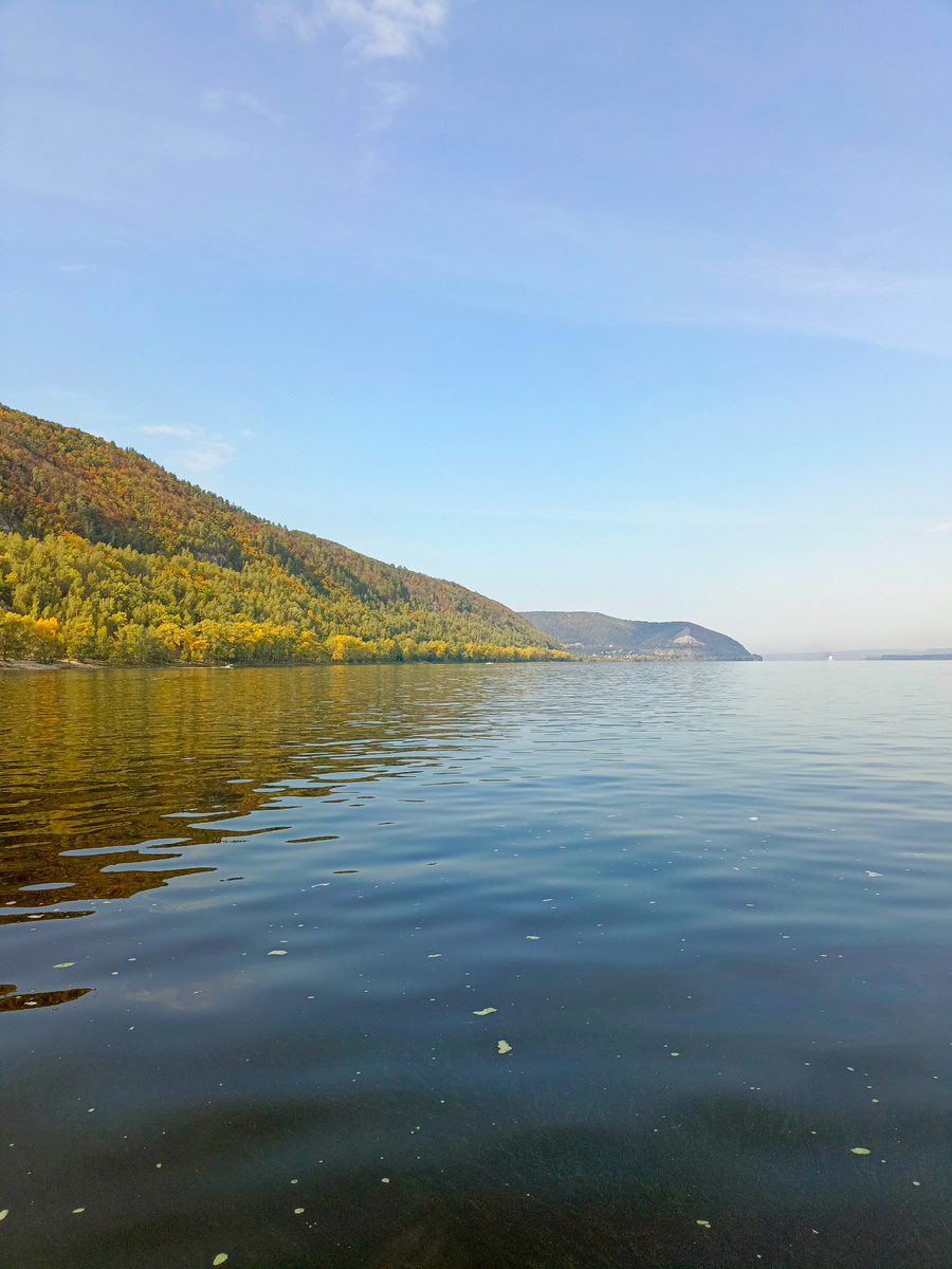 Жигулёвские горы в сентябре. Вдали - село Ширяево.