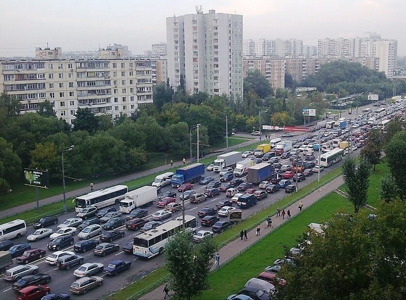 Типичная пробка на трассе. Снято в Москве, ближе к развязке Щёлковского шоссе с МКАД