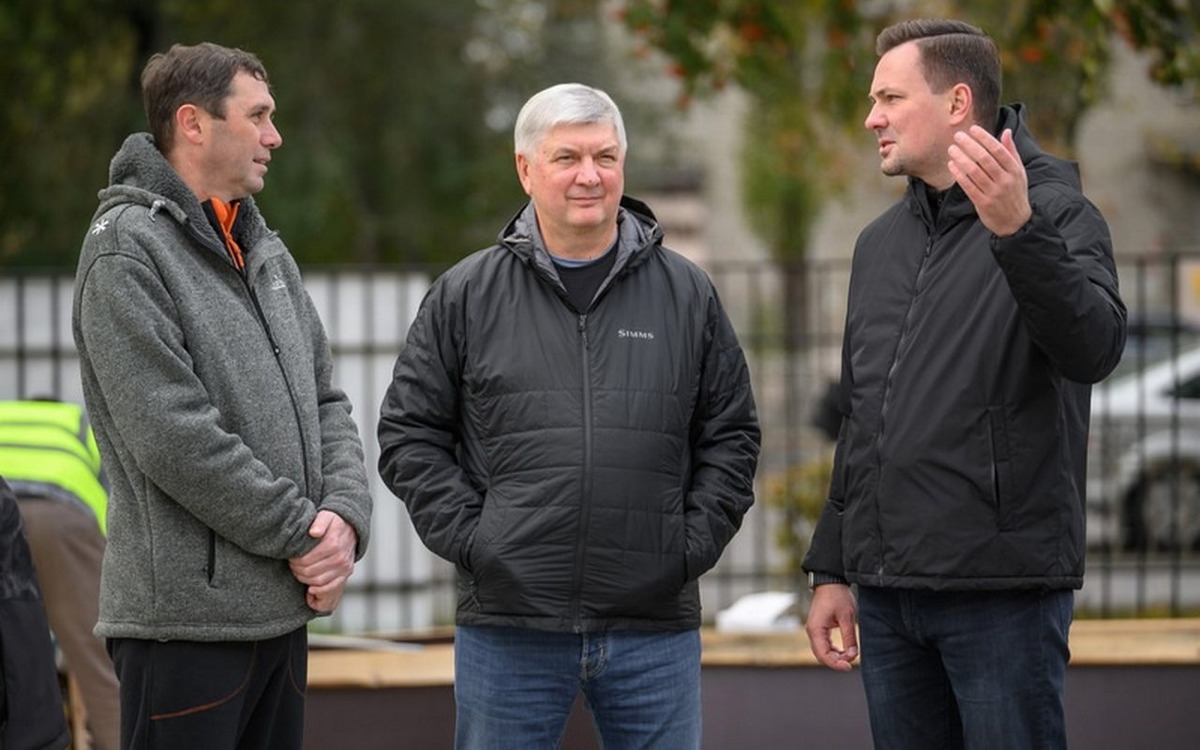    Воронежский губернатор на субботник выбрал «трендовую» одежду, а мэр оделся несколько легкомысленно Фото с сайта мэрии