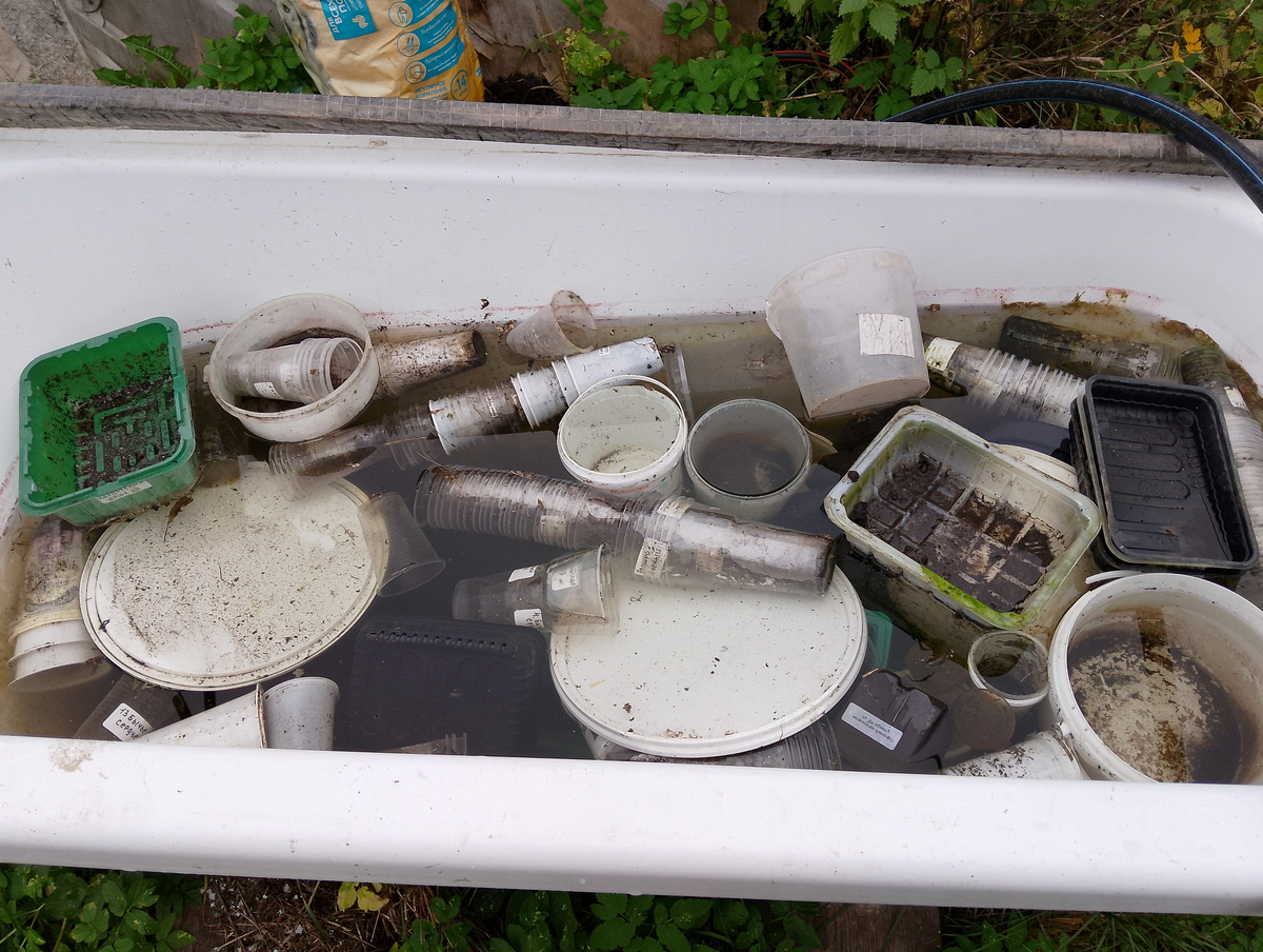 Моем инвентарь.