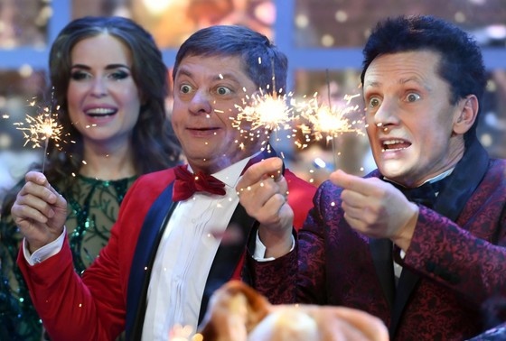    Участники команды «Уральские пельмени» Дмитрий Брекоткин (слева) и Максим Ярица на съемках новогоднего шоу