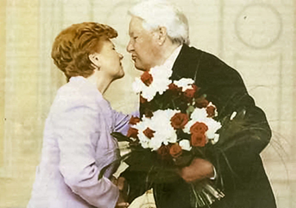 Вайра Вике-Фрейберга вручает орден Трех звезд Борису Ельцину © CC0 / compromatwiki