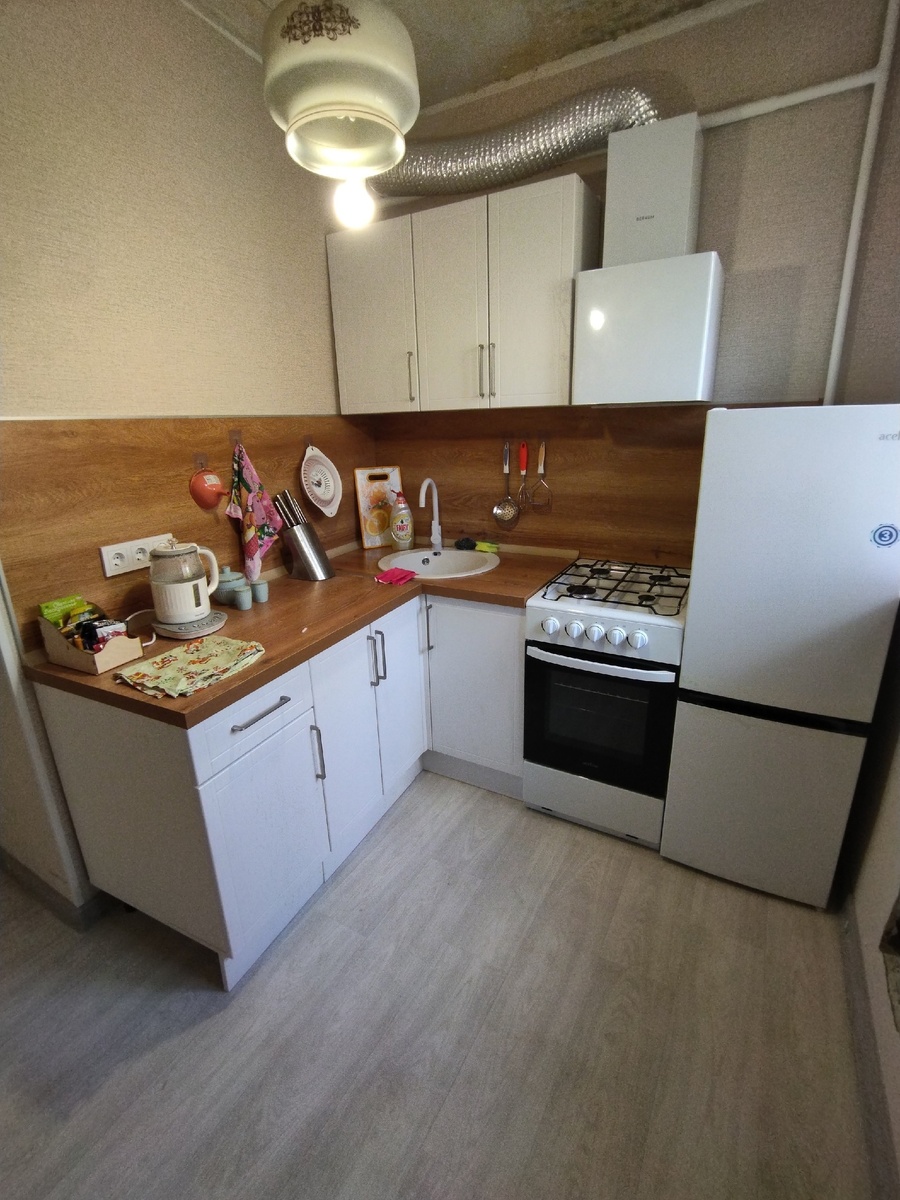 Старая люстра будет срезана с потолка когда будут делать натяжные потолки. А на голой стене со временем будут полочки и я возможно повешу одну из своих картин.