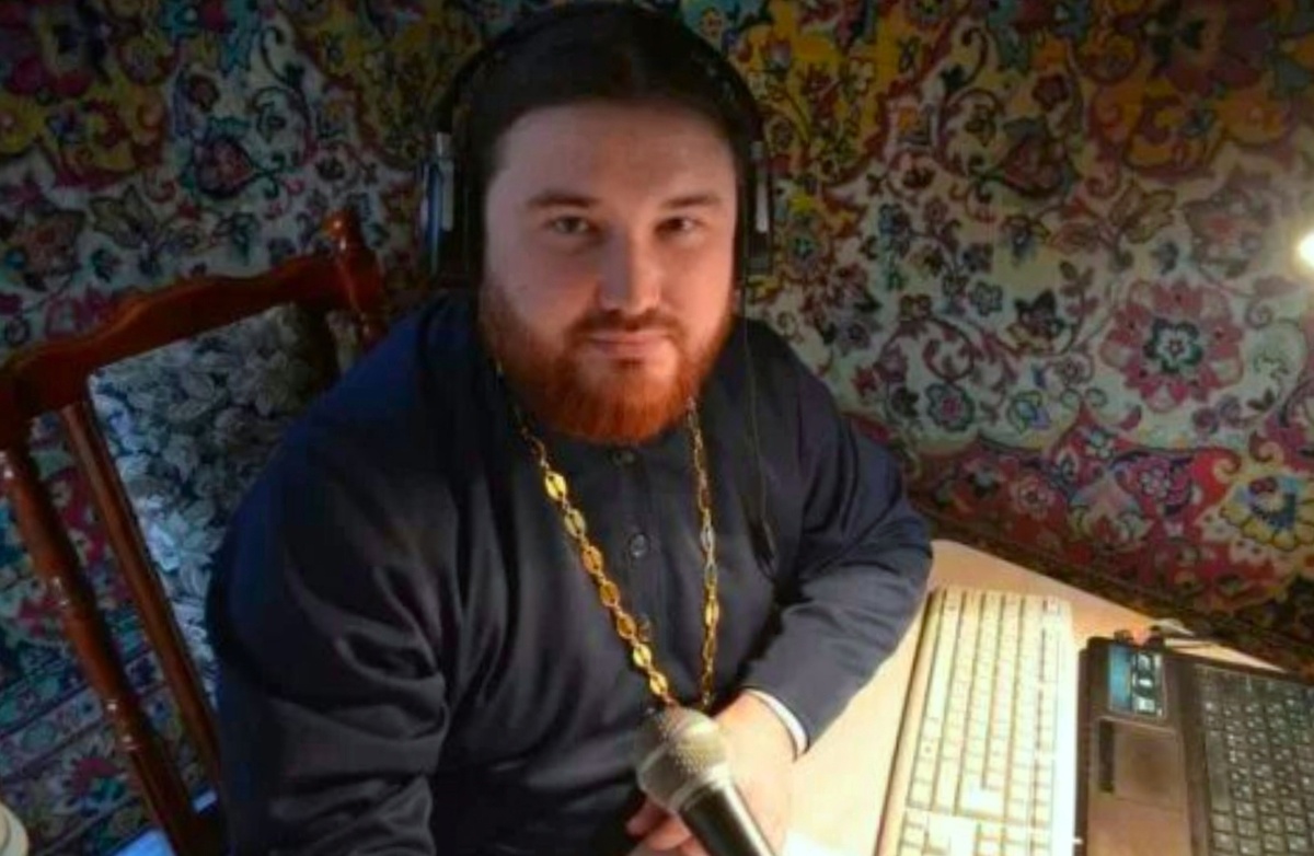 Пётр Гурьянов проводит онлайн-трансляцию.