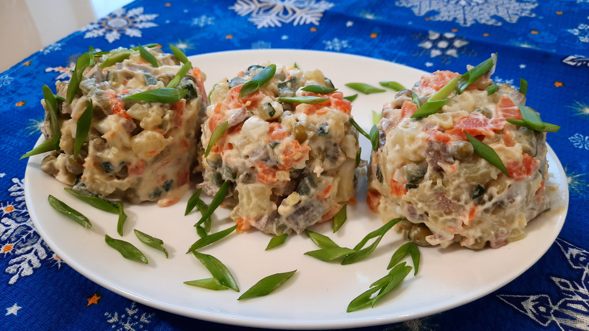 Салат , который никогда не надоест !  Такой салат подойдёт  на обед или на ужин , а также и на праздничный стол .  У такого салата нежный вкус  и  он  очень  сытный . Его с удовольствием едят  и взрослые  и  дети .  Готовьте для своих родных и близких  вкусную , домашнюю еду !  