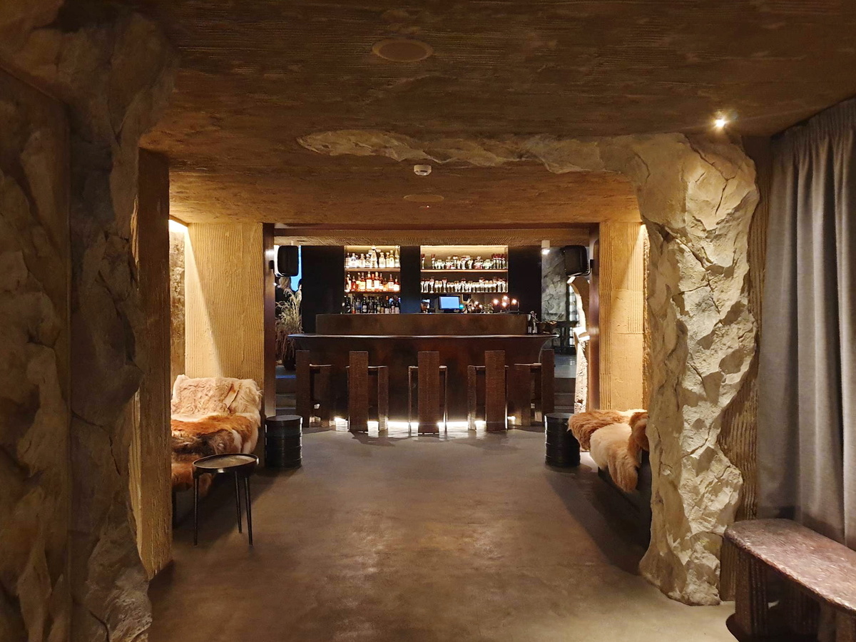 Гардеробная зона ресторана Historia