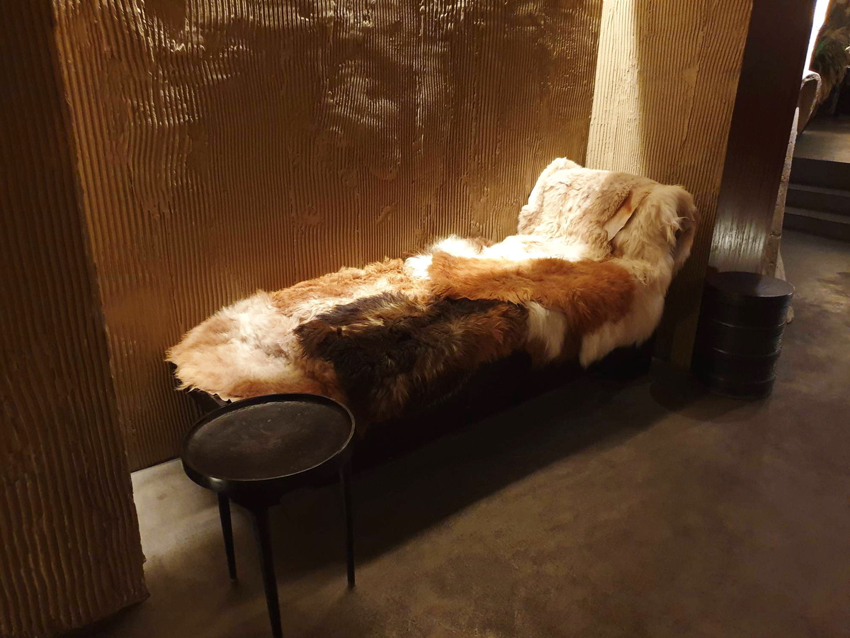 Меховая кушетка
