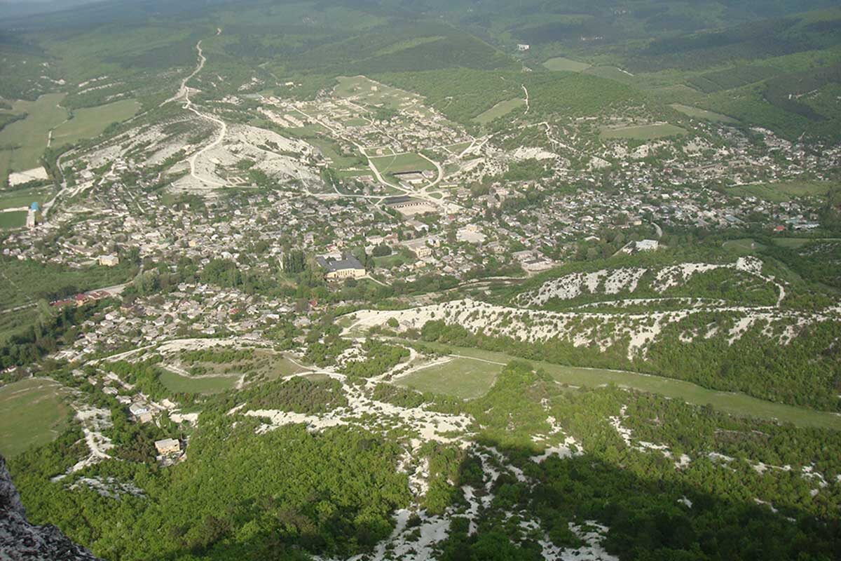 CC BY-SA 3.0 / Wikipedia📷Вид на Куйбышево с горы Бурун-Кая (Утюг), Крым
