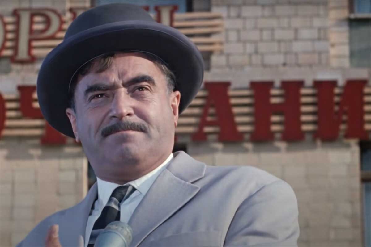 MosfilmRuOfficial / YouTube📷Товарищ Саахов в исполнении Владимира Этуша, кадр из фильма «Кавказская пленница, или Новые приключения Шурика»