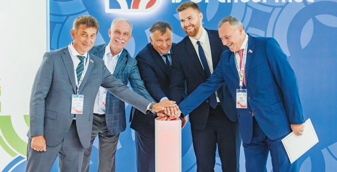 Старт первому Форуму труда в Оренбуржье дали (слева направо) генеральный директор ООО «Газпром добыча Оренбург» Олег Николаев, депутат Государственной думы Сергей Морозов, заместитель начальника Департамента — начальник Управления ПАО «Газпром» Дмитрий Пономаренко, вице-губернатор — заместитель председателя правительства Оренбургской области по экономической и инвестиционной политике Игнат Петухов и депутат Государственной думы Олег Димов