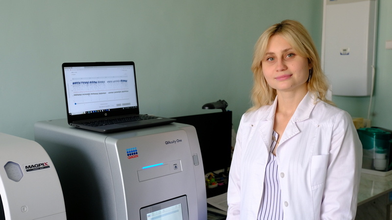 Ксения с ПЦР прибором 