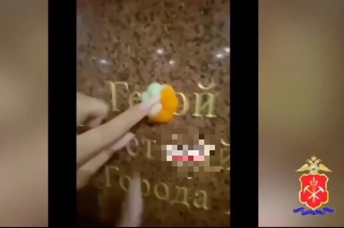    Школьницы в Кемерове извинились за то, что кидали в памятник липучки