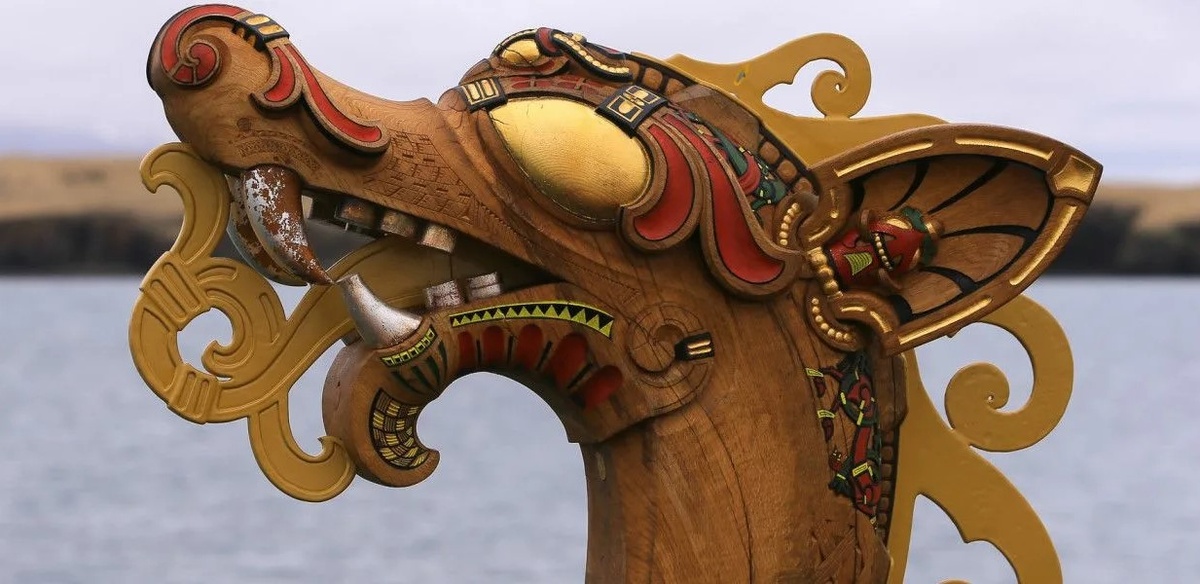 Современное изображение головы дракона на драккаре. Она больше похожа на голову собаки, чем дракона. Дракон викингов имел голову несколько иную: нечто среднее между головой змеи и лошади. 