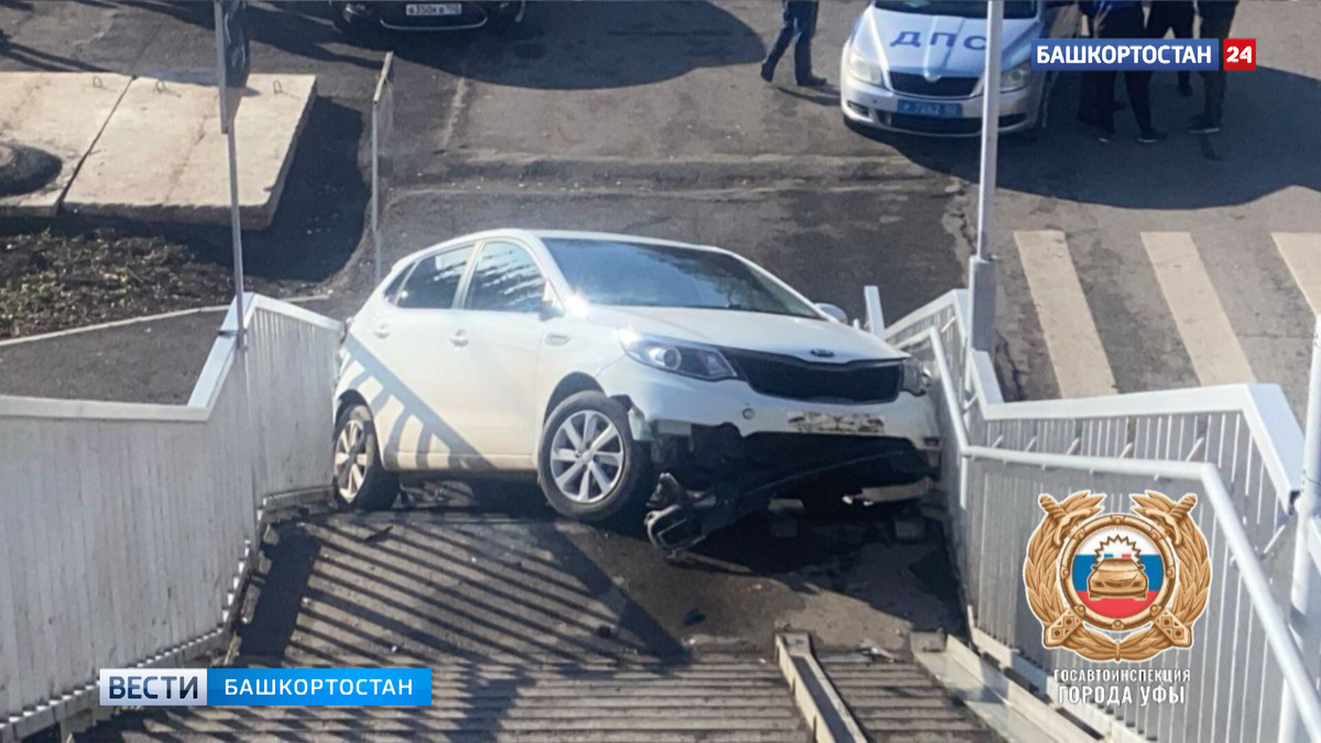    Момент наезда Kia Rio на надземный мост попал на видео